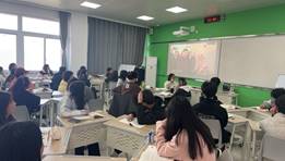 一群人坐在桌子前AI 生成的内容可能不正确。