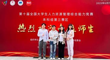 人站在台上 AI 生成的内容可能不正确。